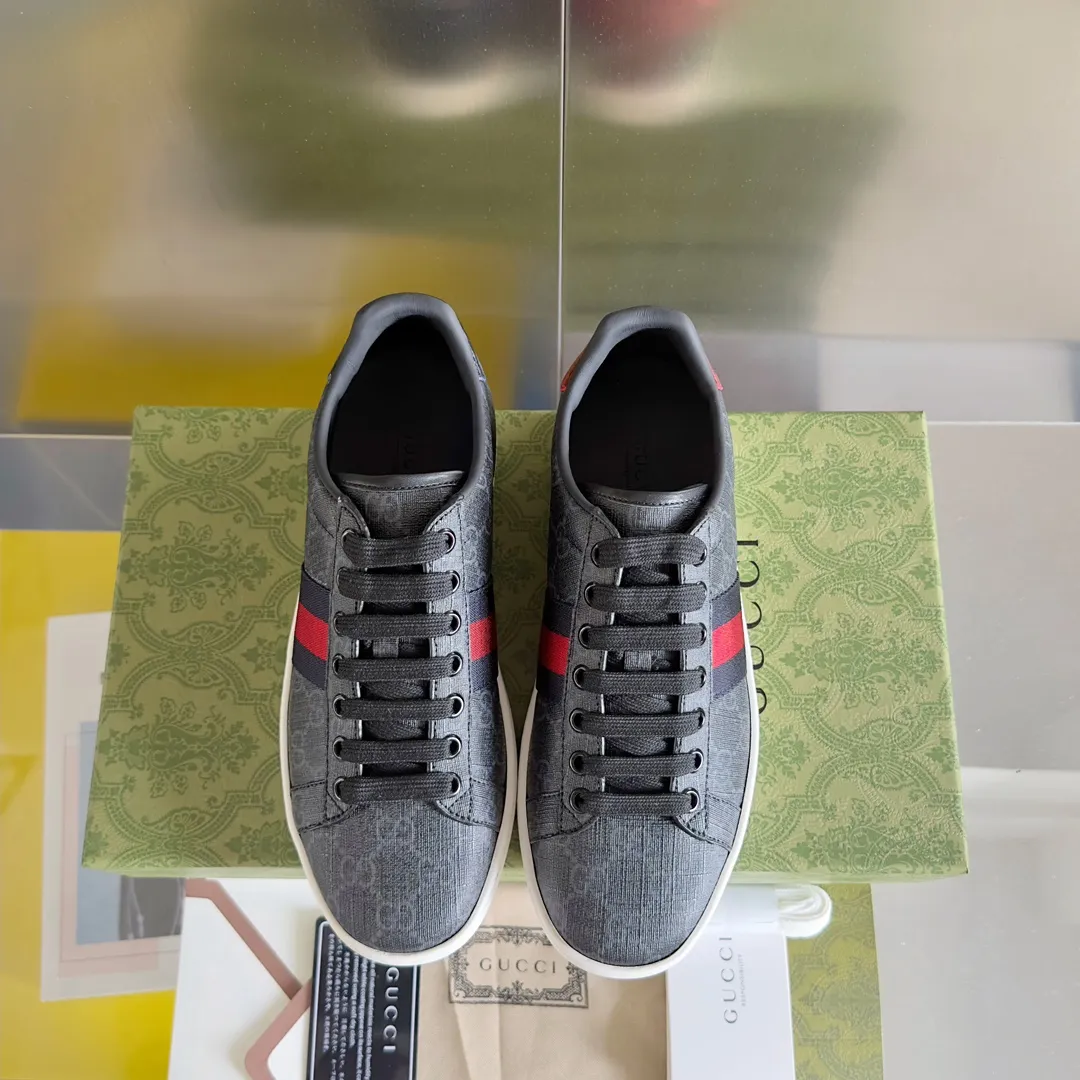👟👟Ex-factory price 540👟👟 Men's size +10 Top version: Gucci G family classic Ace series Embroidery Little Bee White Shoes Couple Style Ribbon Love Casual Sports Shoes Sneakers Original Purchase Development Production This brand's classic low-top sports shoes interweave golden embroidered bees with red and green webbing. The bee is a classic element of the brand. It appeared in the Gucci ready-to-wear series in the 1970s. Exquisite packaging at the delivery counter🛍📦 ▪️Fabrics: Original custom imported first-layer cowhide ▪️Foots: Original custom cowhide lining ▪️Sole: Original open-molded rubber non-slip material ▪️Sole thickness: 2.5CM ▪️Size: Women's 34-41 (customized 34/41) ▪️Size: Men's 38-46 (38/46 customized)